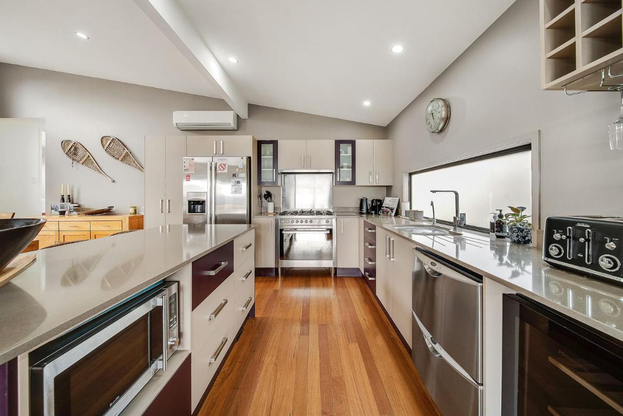 ג'ינדביין Ned Kelly'S Retreat - Stunning 3Br Townhouse L Lake Views L Wifi L Bbq מראה חיצוני תמונה
