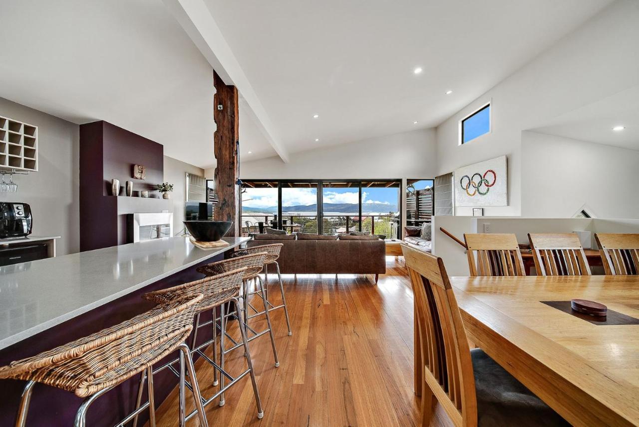 ג'ינדביין Ned Kelly'S Retreat - Stunning 3Br Townhouse L Lake Views L Wifi L Bbq מראה חיצוני תמונה